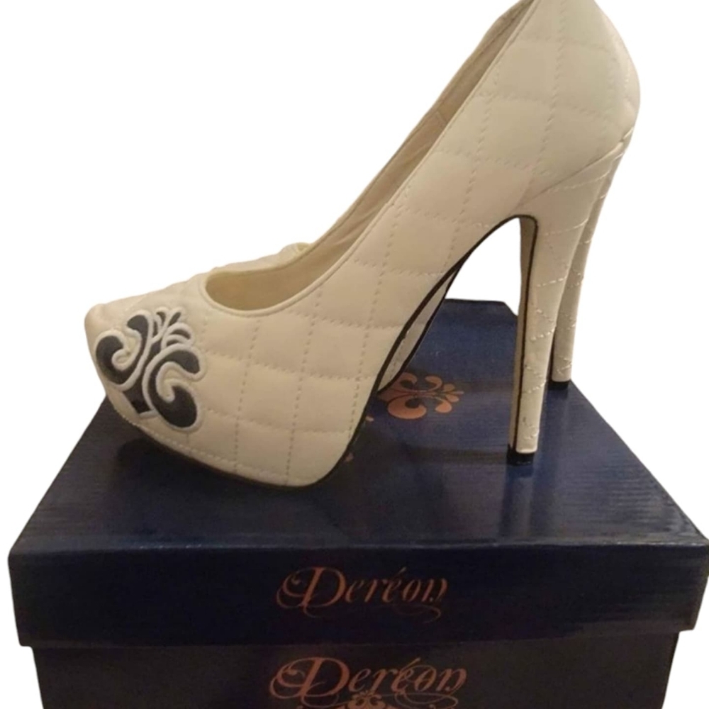 NEVER WORN House of Deréon Beige Quilted Pattern Platform Stilettos Size 8